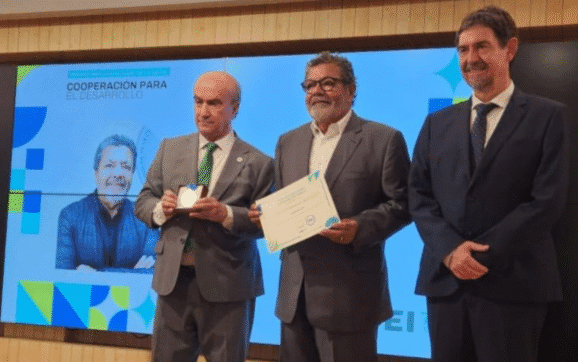 GERARDO MARTINEZ PREMIADO POR LA OEI